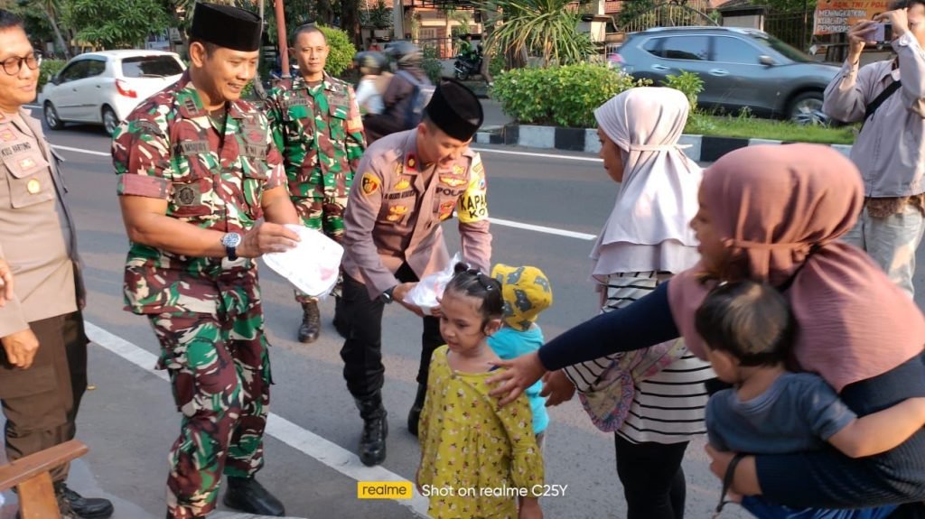 Polsek dan Koramil 0816/01 Sidoarjo Berbagi Kebahagiaan di Bulan Ramadhan