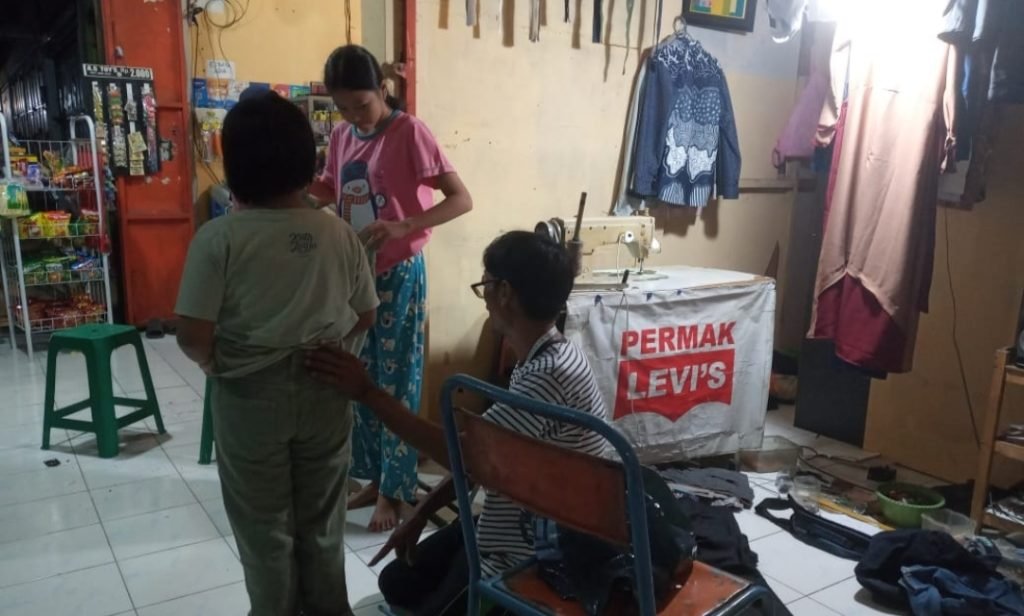 Jelang Idul Fitri 1445 H, Tukang Permak Pakaian di Magetan Kebanjiran Order