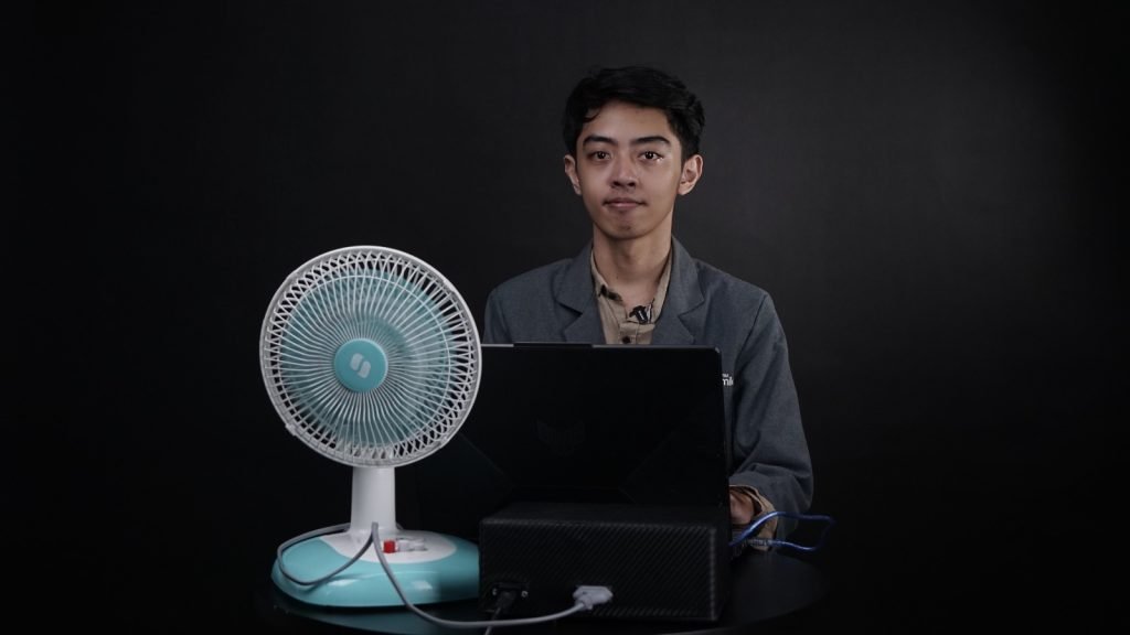 Mahasiswa Teknik Komputer Universitas Dinamika Kontrol Kecepatan Kipas Angin dengan AI