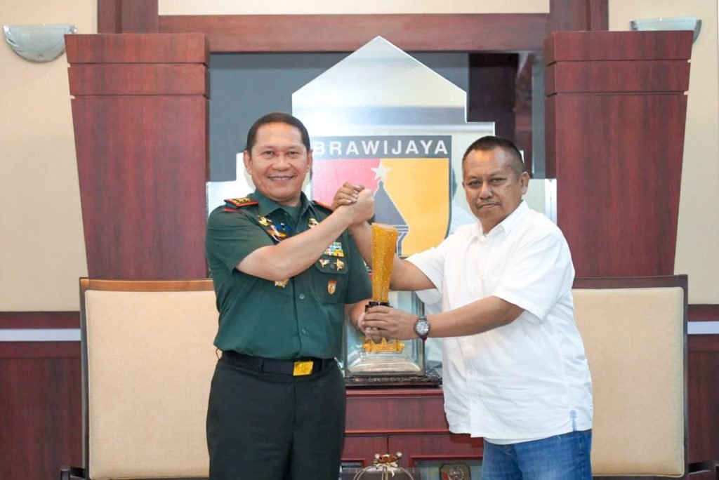 Mayjen TNI Rafael Terima Penghargaan Prapanca Award dari PWI Jatim