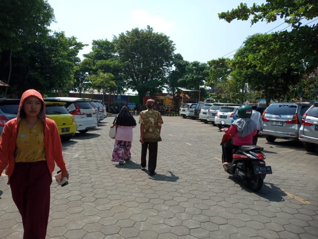 Keluarga Pasien Rawat Inap RSUD Kota Madiun Keluhkan Mahalnya Retribusi Parkir