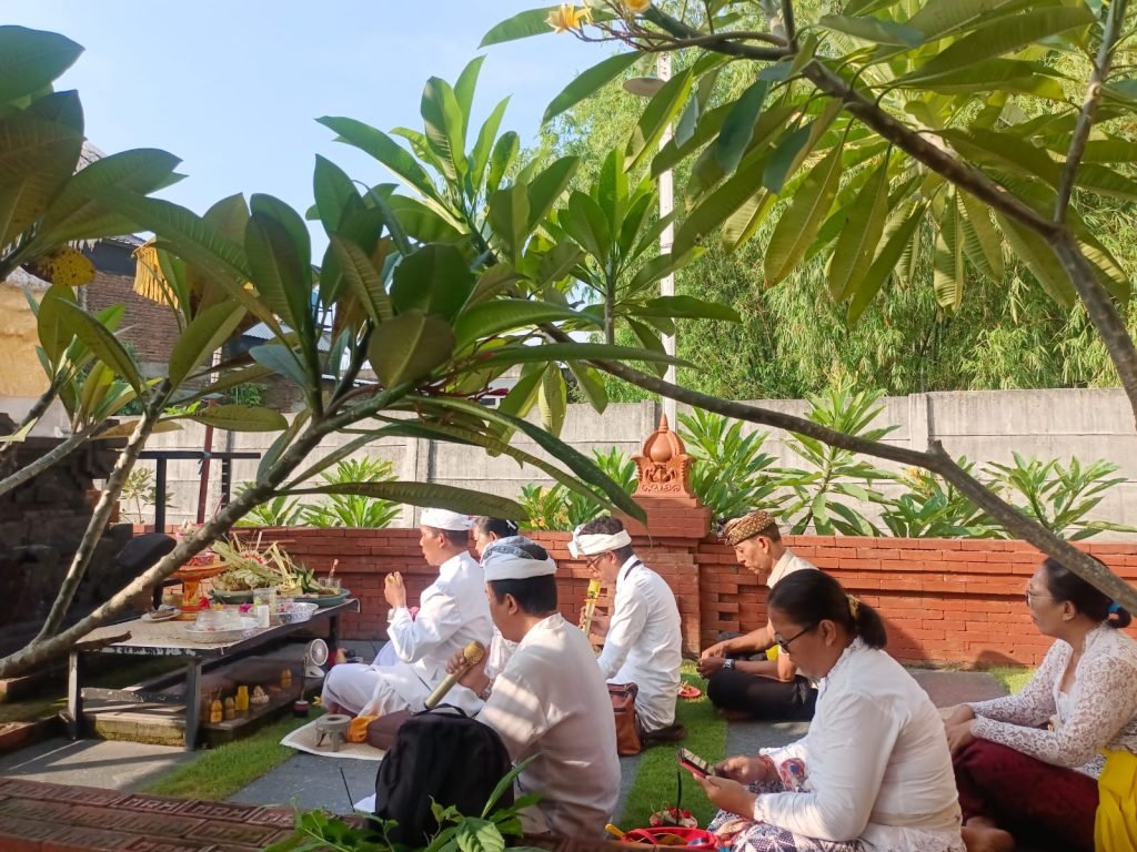 Anggota Polresta Sidoarjo Beragama Hindu Laksanakan Ibadah Hari Suci Tilem