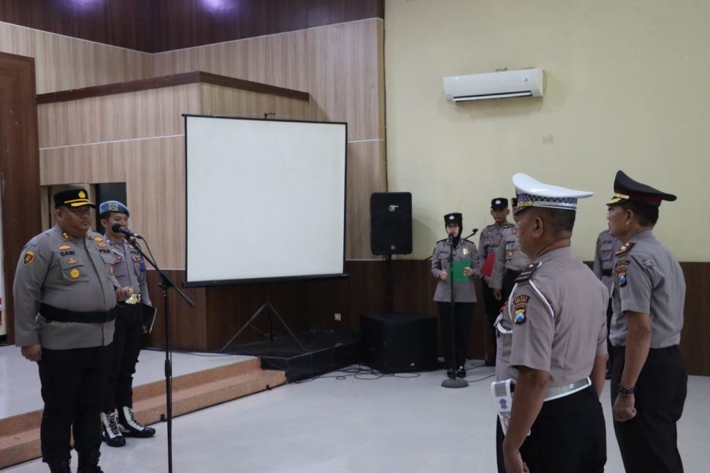 Pesan Kapolres Pamekasan Kenaikan Pangkat Pengabdian 2 Personil Polri