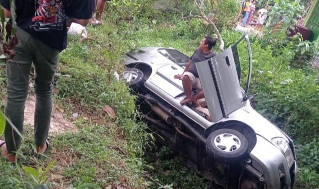 7 Orang Terluka, Habis Piknik di Telaga Sarangan Magetan Mobil Terbalik di Parit