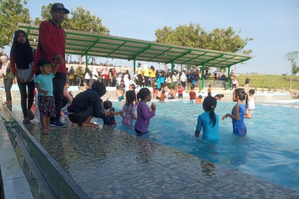Ribuan Warga Meriahkan Pre Unveiling Kolam Renang Hills View Desa Sukosari Madiun