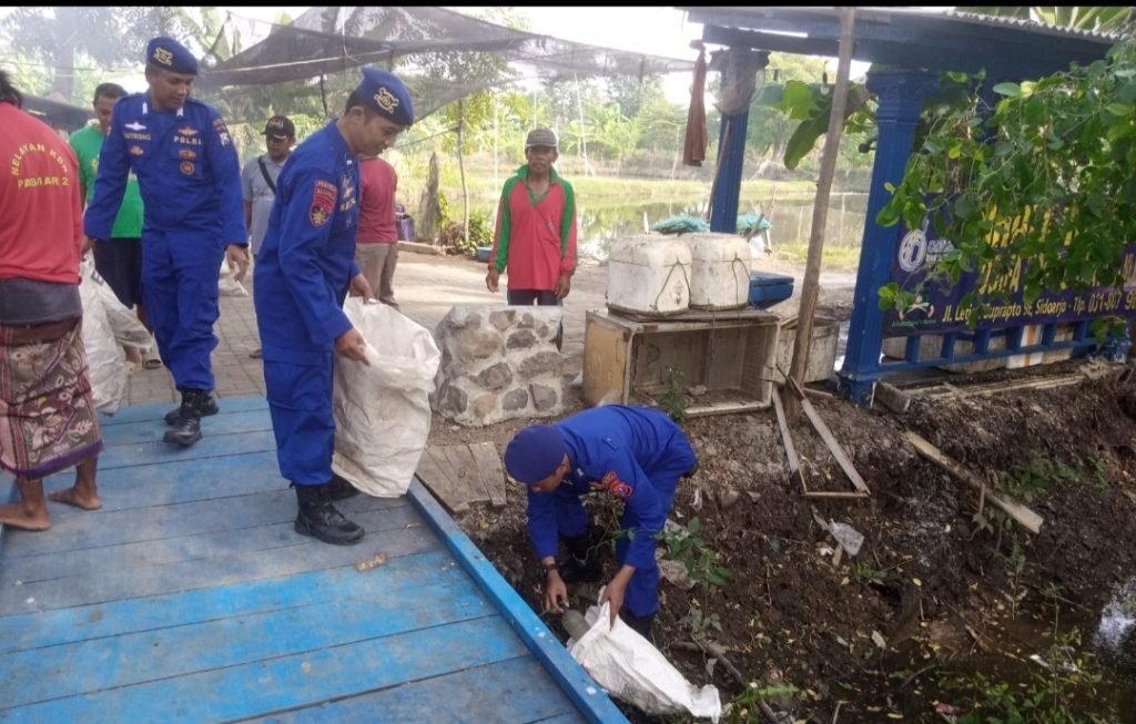 World Ocean Day 2024, Satpolairud Polresta Sidoarjo Laksanakan Sapu Bersih di Kawasan Pesisir