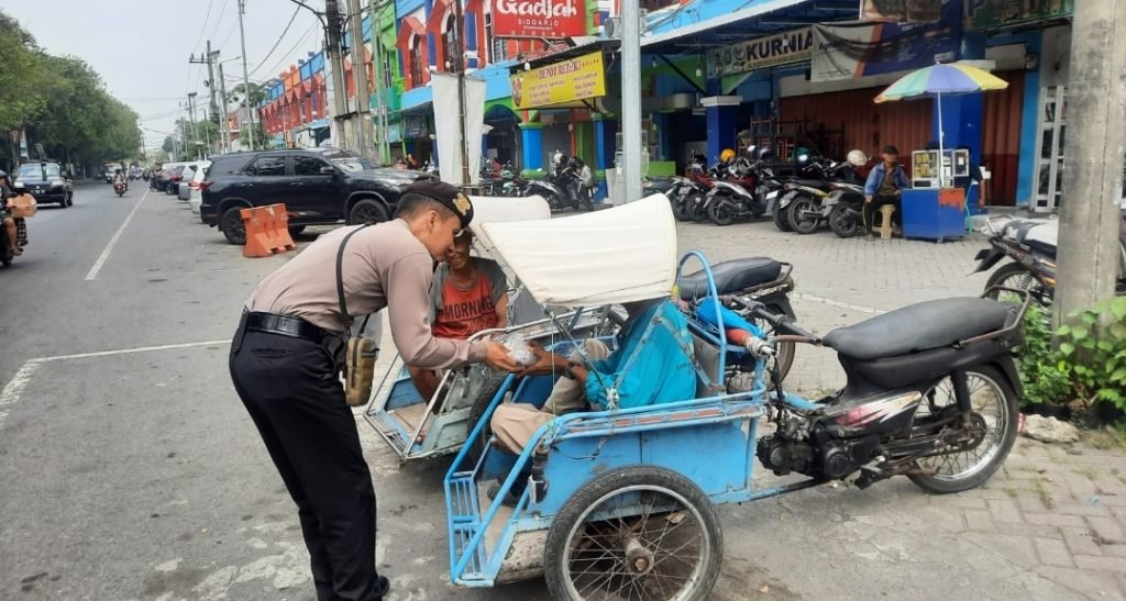Bangun Rasa Kepedulian, Samapta Polresta Sidoarjo Bagikan Makanan Pada Dhuafa