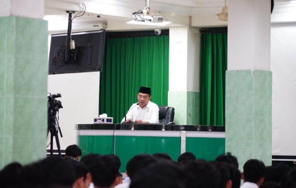 Menko PMK Dorong Santri Pandai Ilmu Agama dan Mampu Pecahkan Masalah Masyarakat