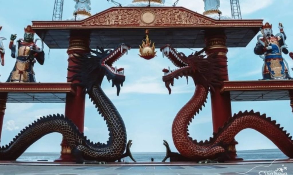 Menjelajahi Keindahan dan Keunikan Kelenteng Sanggar Agung di Surabaya