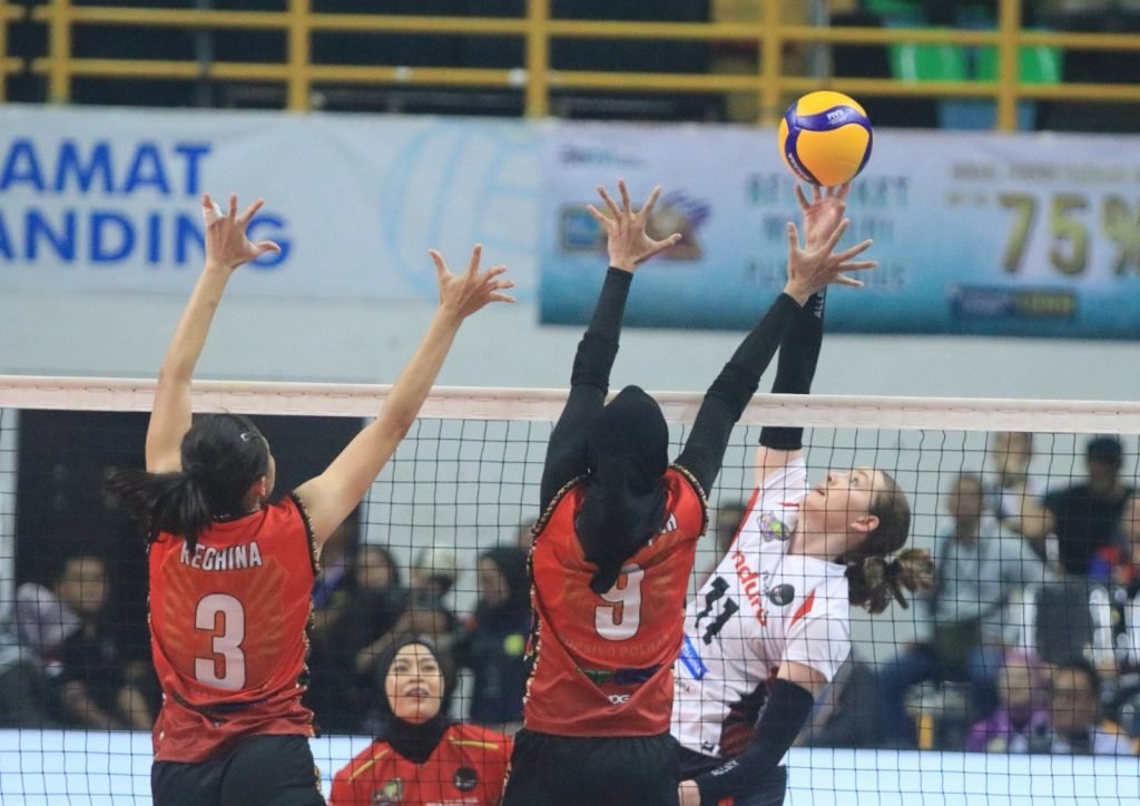 Voli Putri Jakarta Popsivo Polwan Kalahkan Jakarta Pertamina Enduro (3-0)