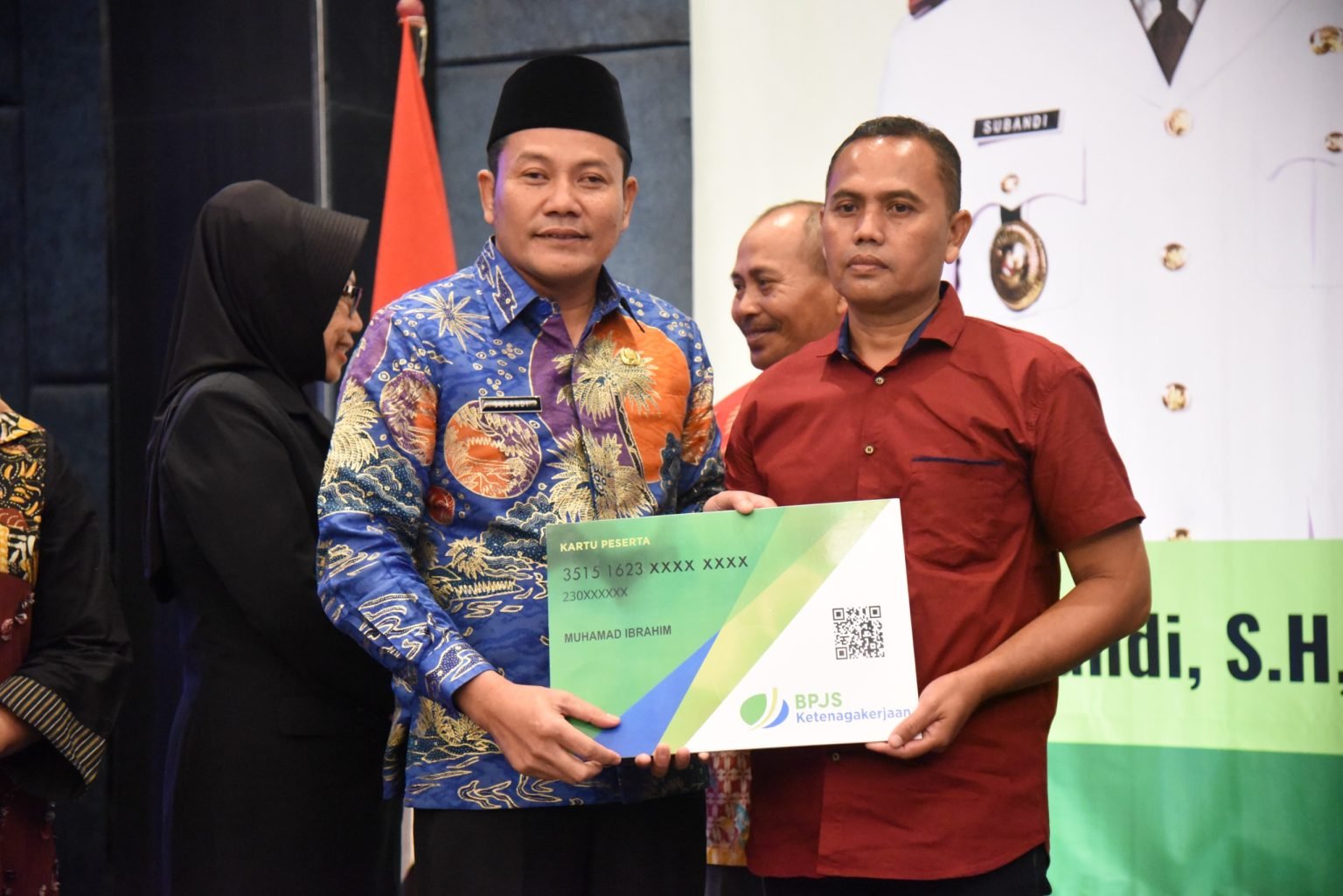 Plt Bupati Subandi Serahkan Kartu BPJS Ketenagakerjaan Pada 13.249 Pekerja Rentan di Wilayah Sidoarjo