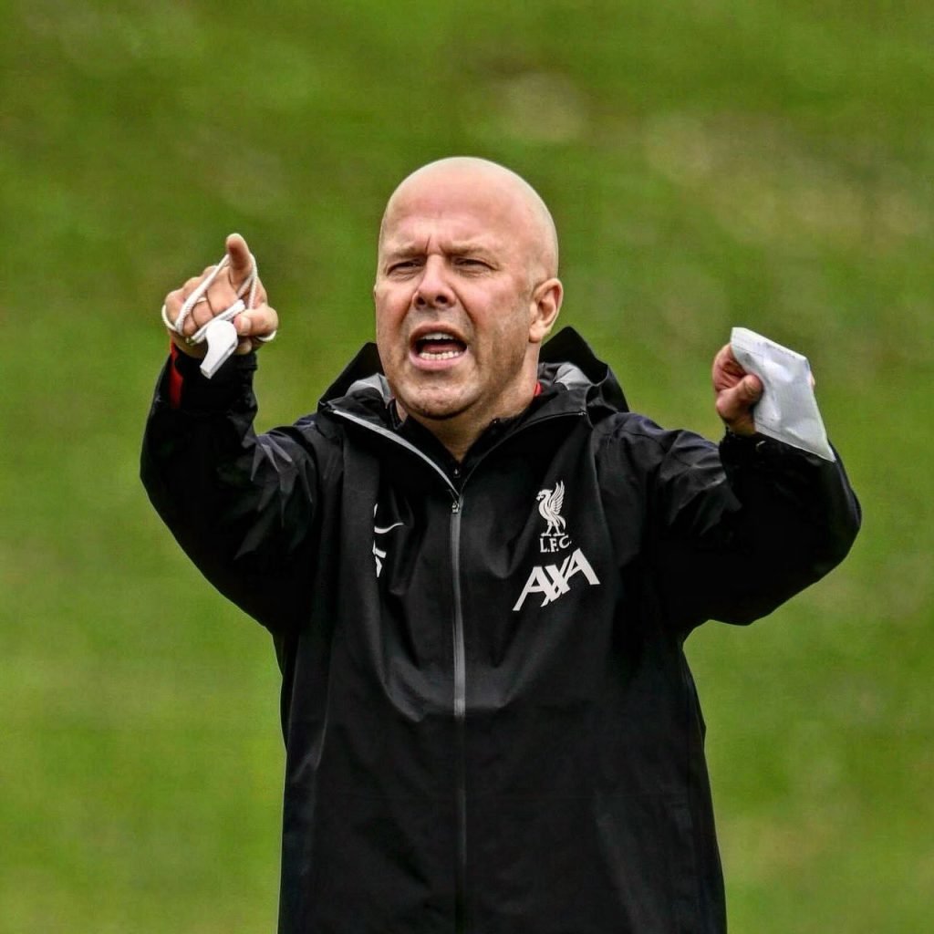 Arne Slot Dikabarkan Berupaya Datangkan Dua Kiper Baru di Musim Panas Ini