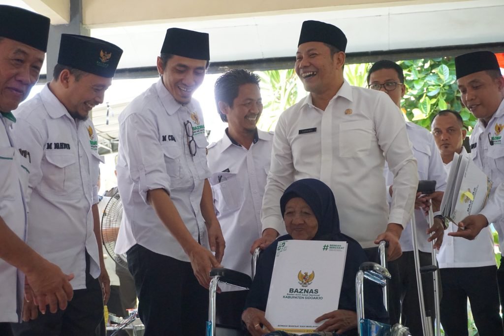Plt Bupati Subandi Bersama Baznas Sidoarjo Serahkan Bantuan untuk Warga Kecamatan Tarik