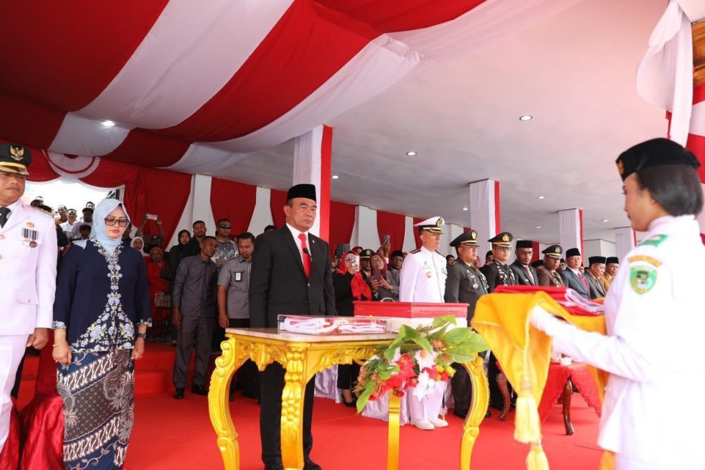 Menjadi Inspektur Upacara di Kota Tual, Menko Muhadjir Tegaskan Soal Transisi Tahap Baru