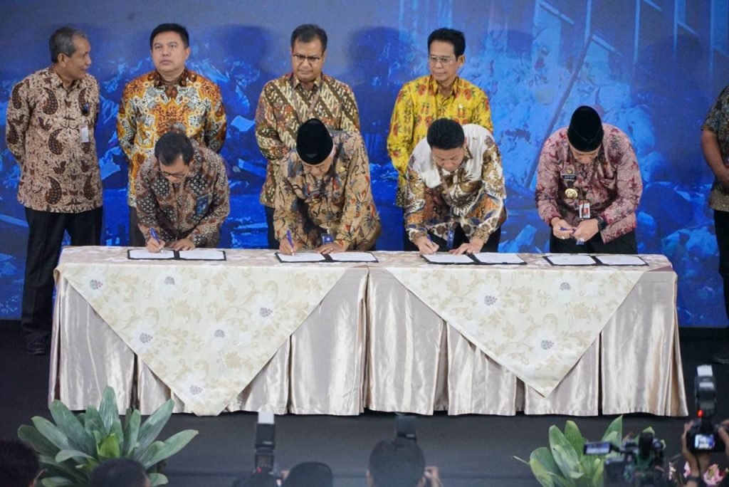 Sektor Pengelolaan Sampah, Plt Bupati Subandi Tandatangani Perjanjian Kerjasama BUMN dan BUMD