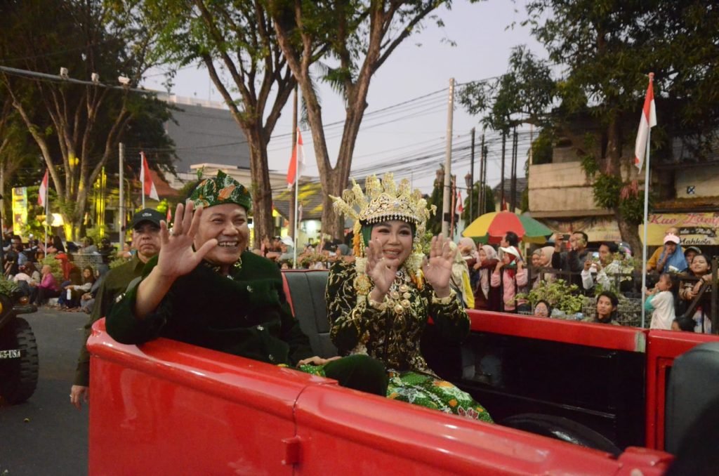 Ribuan Warga Sidoarjo Antusias Sambut Karnaval Shining Jayandaru