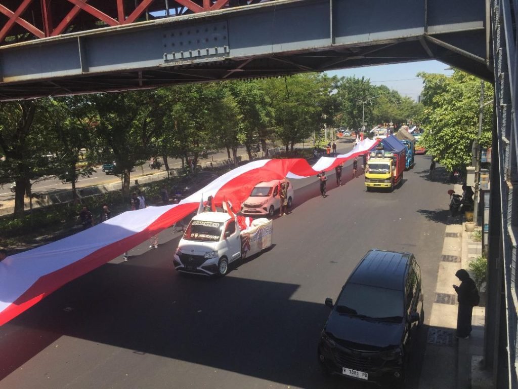 Puluhan Truk Demo Memprotes Perizinan