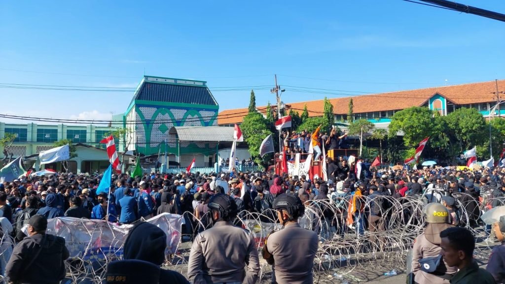 Massa Lempari Polisi dengan Botol Mineral dalam Demo di DPRD Jatim