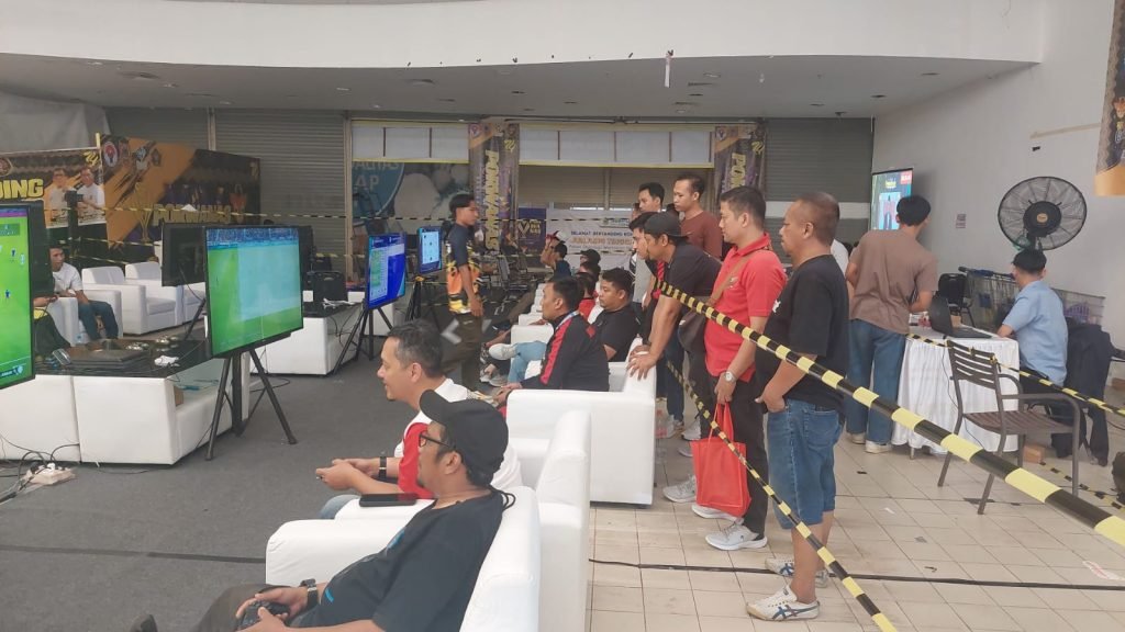 Taklukkan Tuan Rumah, Tim e-sport Jatim Divisi PES Tembus Final Divisi PES