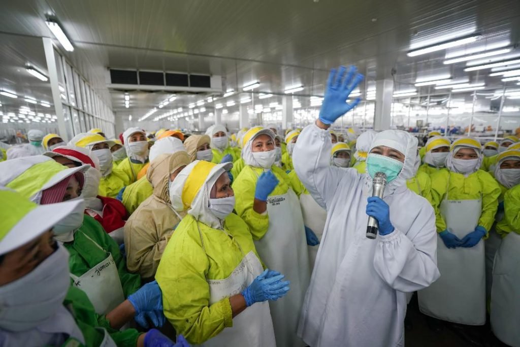 Khofifah Kunjungi Ribuan Pekerja Pabrik Pengolahan Udang di Situbondo