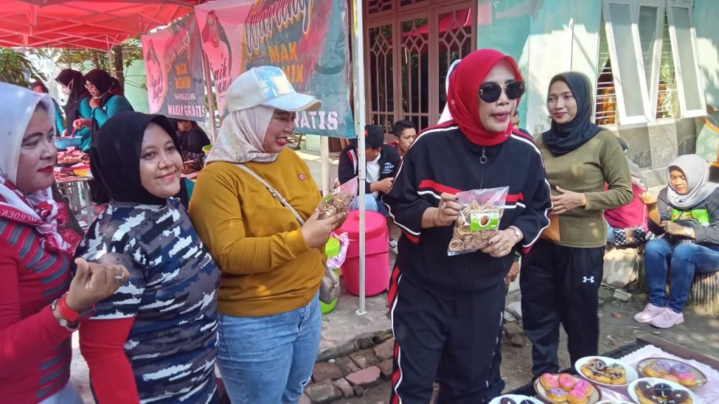 Bacawabup Sidoarjo Mimik Idayana Bagikan Makan Gratis di Desa Mojoruntut