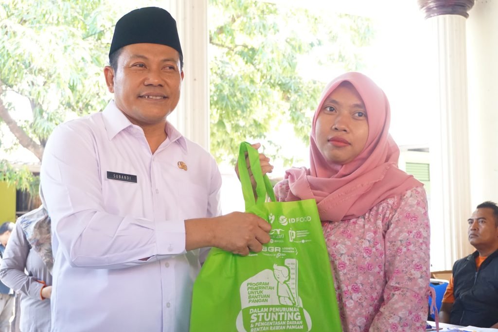 Pemkab Sidoarjo Gandeng PT Pos Indonesia Sidoarjo Salurkan Bantuan Pangan Kepada KRS