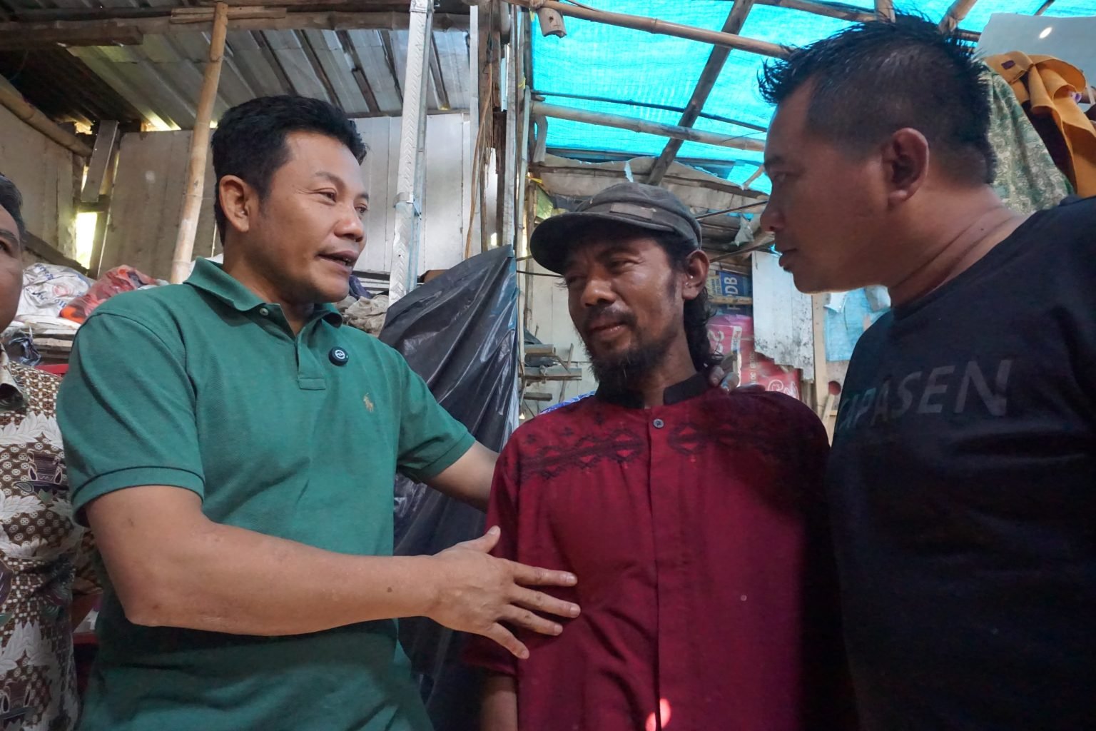 Plt Bupati Subandi Berikan Bantuan Sembako dan Kaki Palsu Pada Warga Sidoarjo