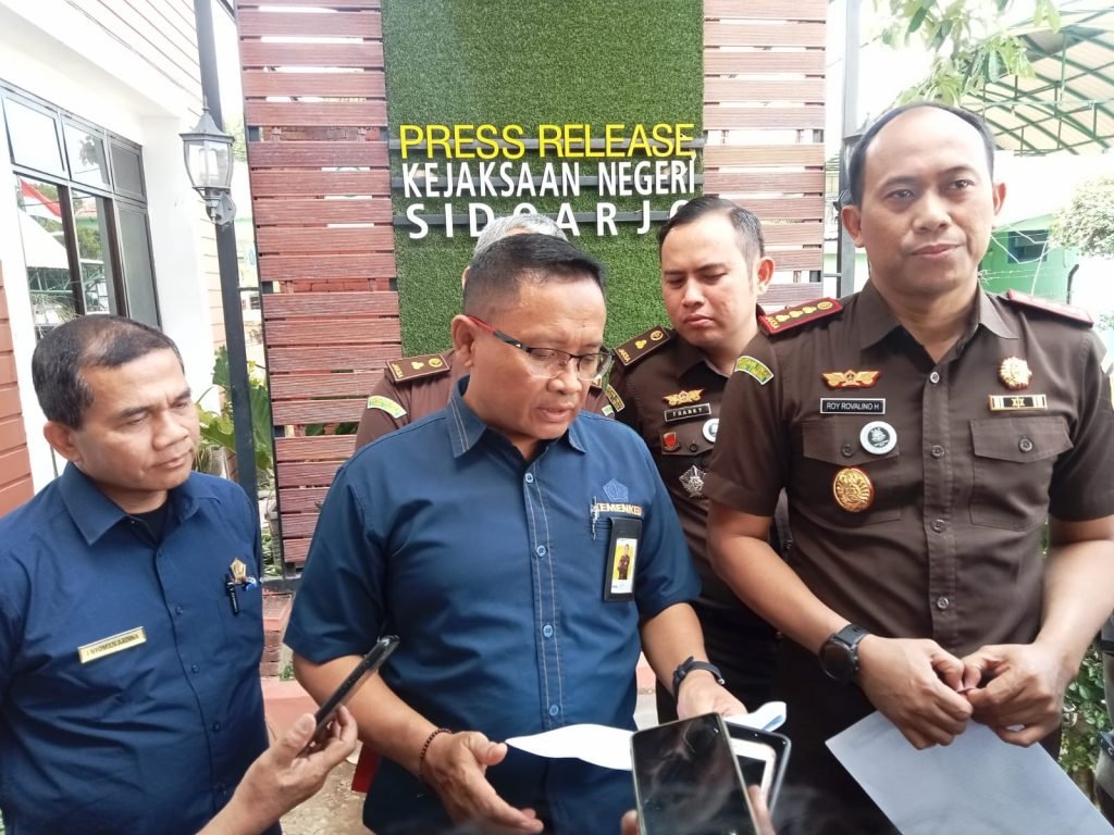 Kanwil DJP Jawa Timur II Serahkan Tersangka Perpajakan Beserta Barang Bukti ke Kejari Sidoarjo