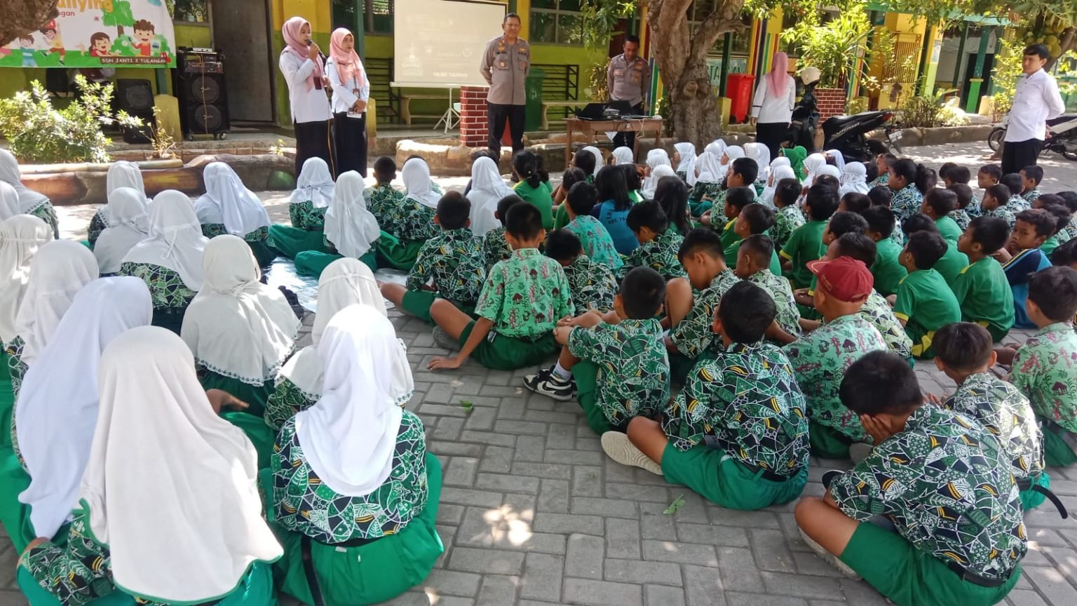 Polsek Tulangan Polresta Sidoarjo Bersama Guru Edukasi Pelajar Bahaya Tindak Perundungan