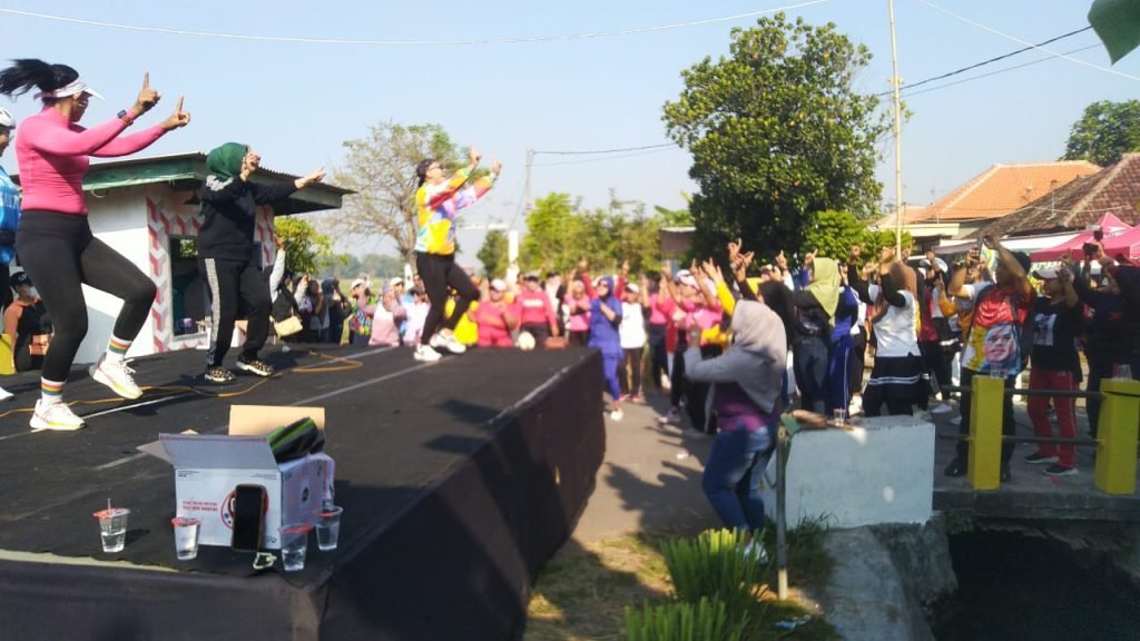 Hj Mimik Idayana Hadiri Senam Bersama Hingga Bagikan Makanan Gratis Kepada Warga