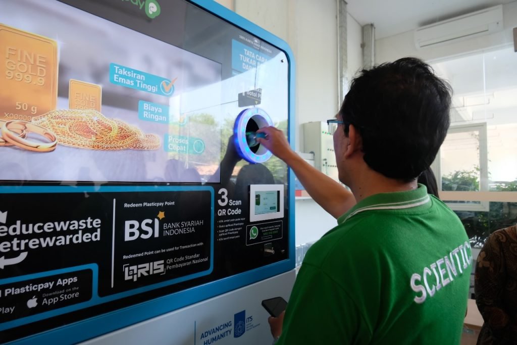 FSAD ITS Gandeng BSI Kelola Limbah Botol Plastik