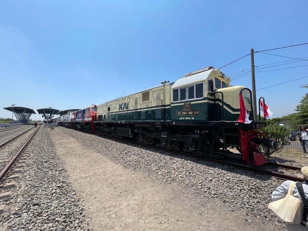 Peringati HUT KAI ke-79, Daop 8 Raih Penghargaan MURI, Parade Lokomotif Dengan Livery Varian Terbanyak