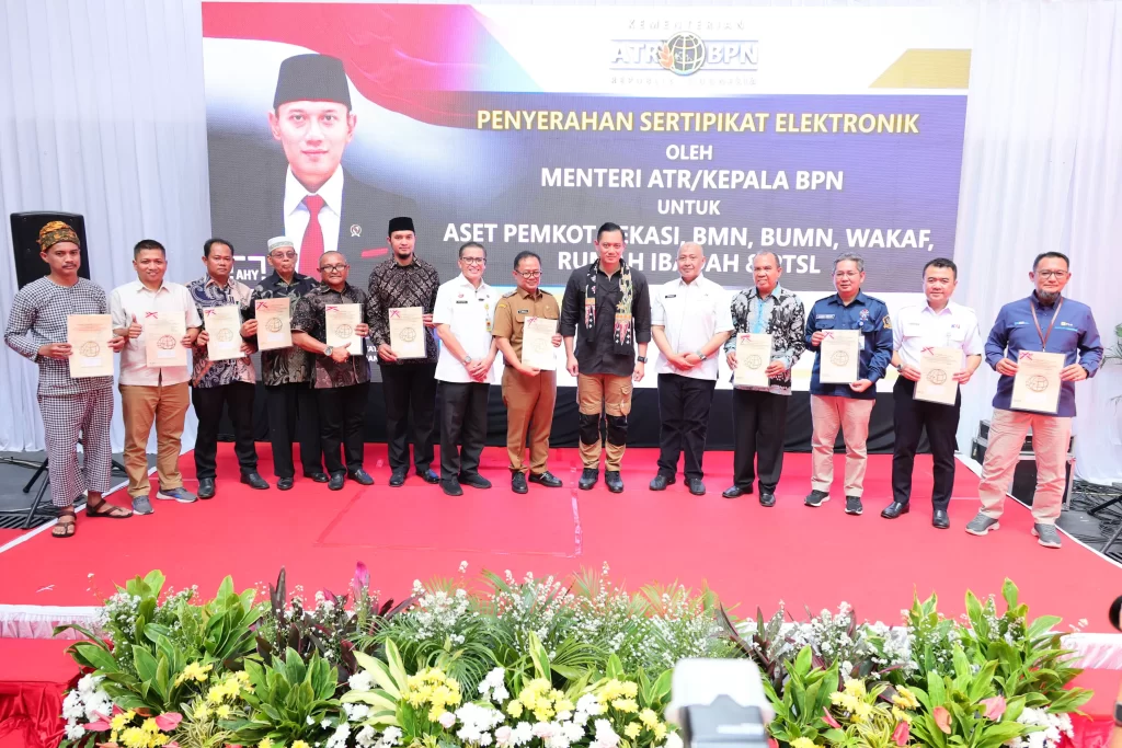 Serahkan Sertipikat Tanah Elektronik di Kota Bekasi, Menteri AHY Apresiasi Kolaborasi Kantor Pertanahan dengan Pemerintah Kota