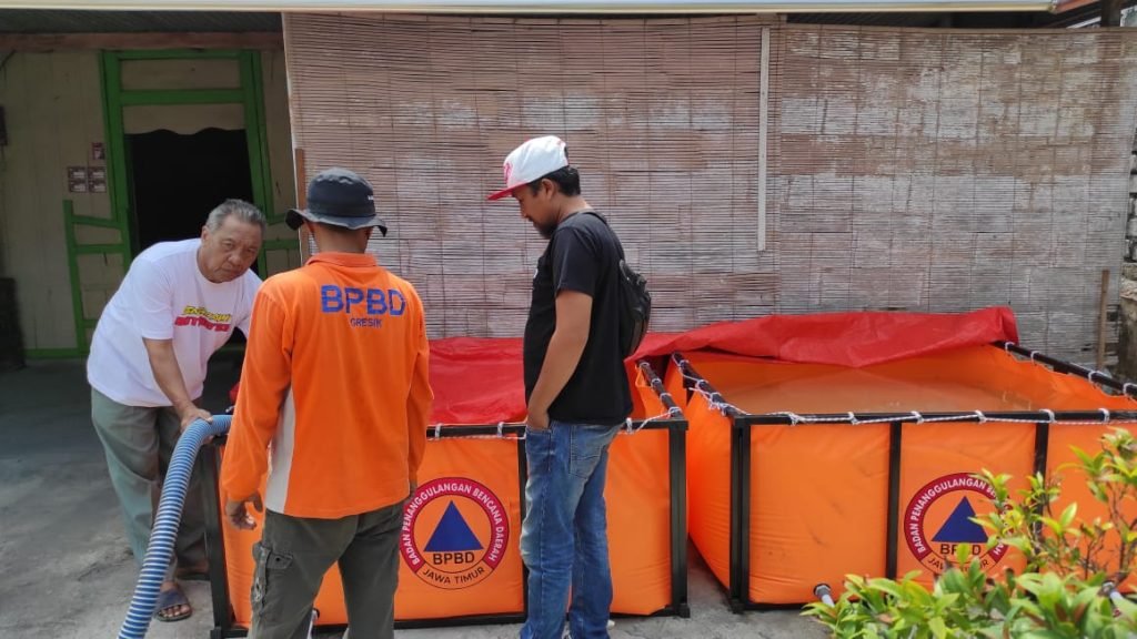 Musim Kemarau Panjang, Pemdes Boteng Datangkan Air Bersih dari BPBD Kabupaten Gresik