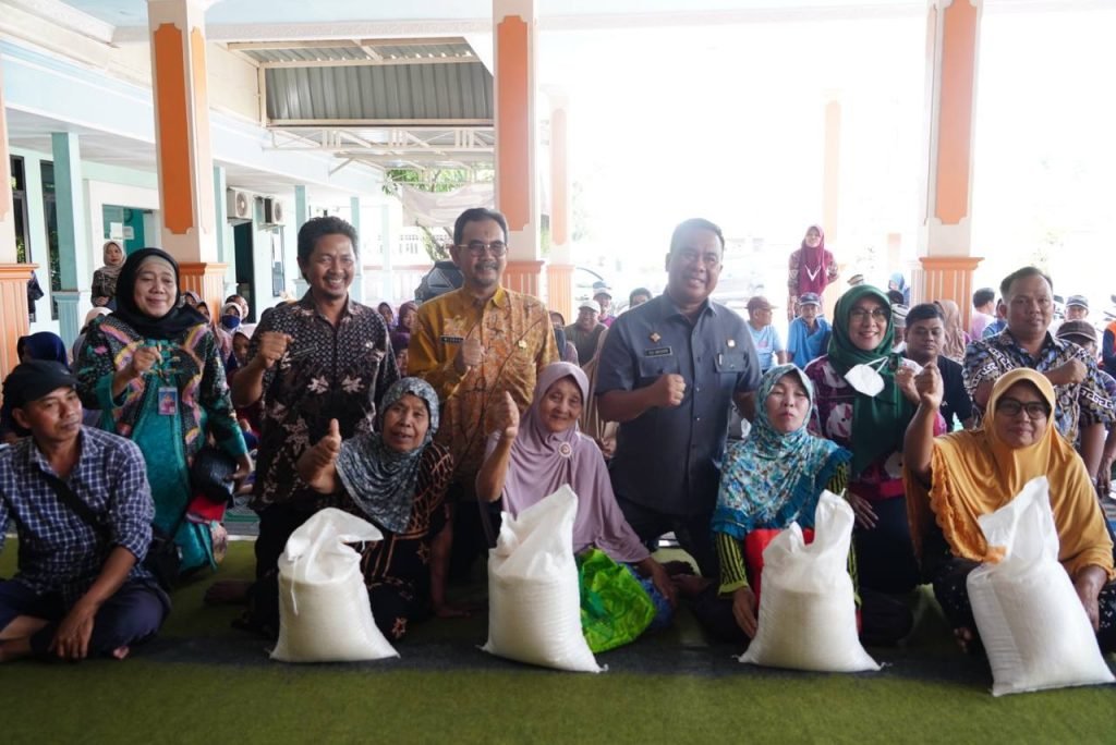 Pjs. Bupati Sidoarjo Isa Anshori Lakukan Monitoring Bantuan Pangan Beras 2024
