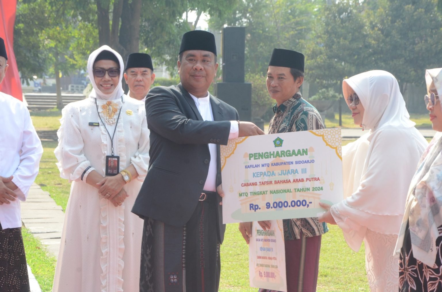 Peringati Hari Santri Nasional 2024, Pemkab Sidoarjo Berikan Penghargaan Kepada Santri Berprestasi