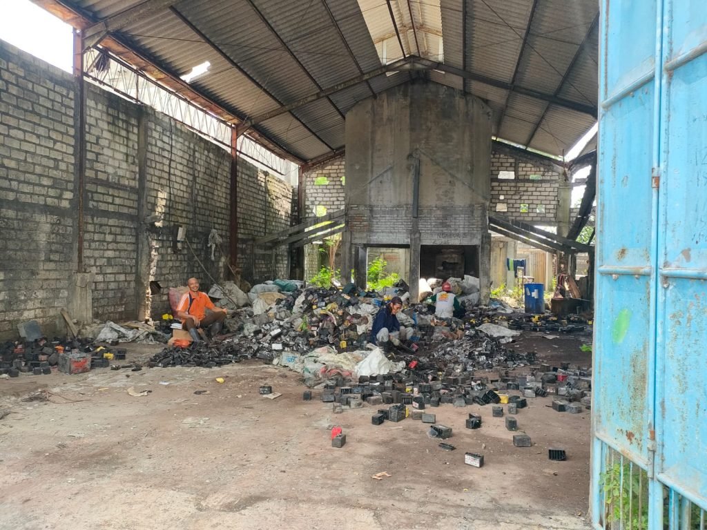 Marak Lagi Peleburan Aki Ilegal di Lamogan