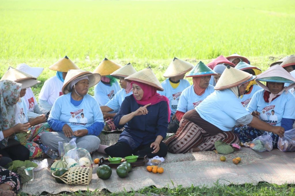 Khofifah Matun di Sawah dan Makan Bersama Petani Ngawi