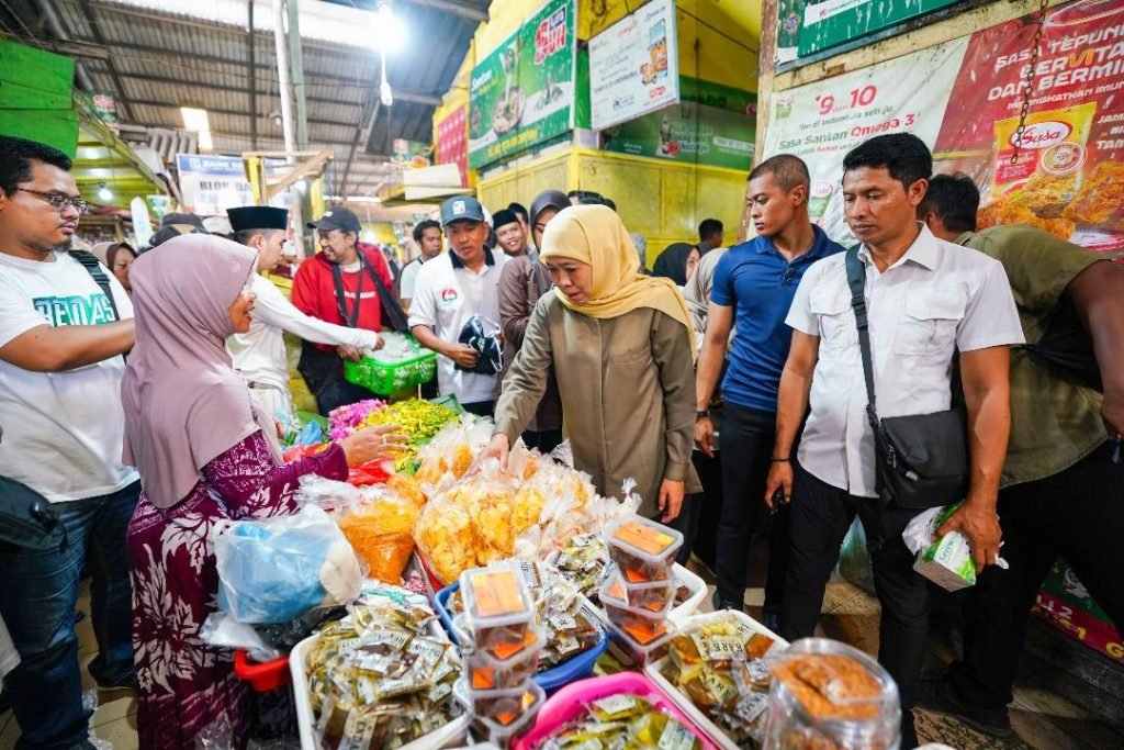 Mulai Kampanye di Lumajang, Khofifah Blusukan ke Pasar Baru