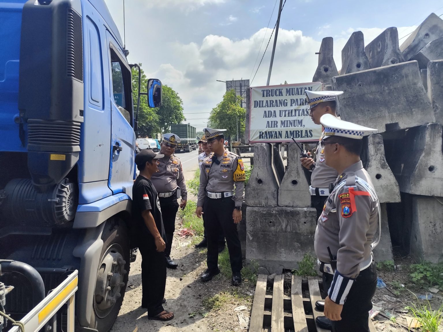 Polres Gresik Kendalikan Operasional Truk di Terminal Bunder Selama Operasi Lilin Semeru 2024