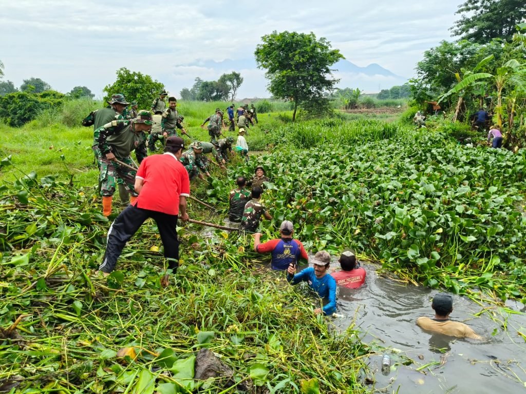 Forkopimda Sidoarjo Gelar Gotong Royong Bersihkan Sungai, Cegah Banjir Musim Hujan