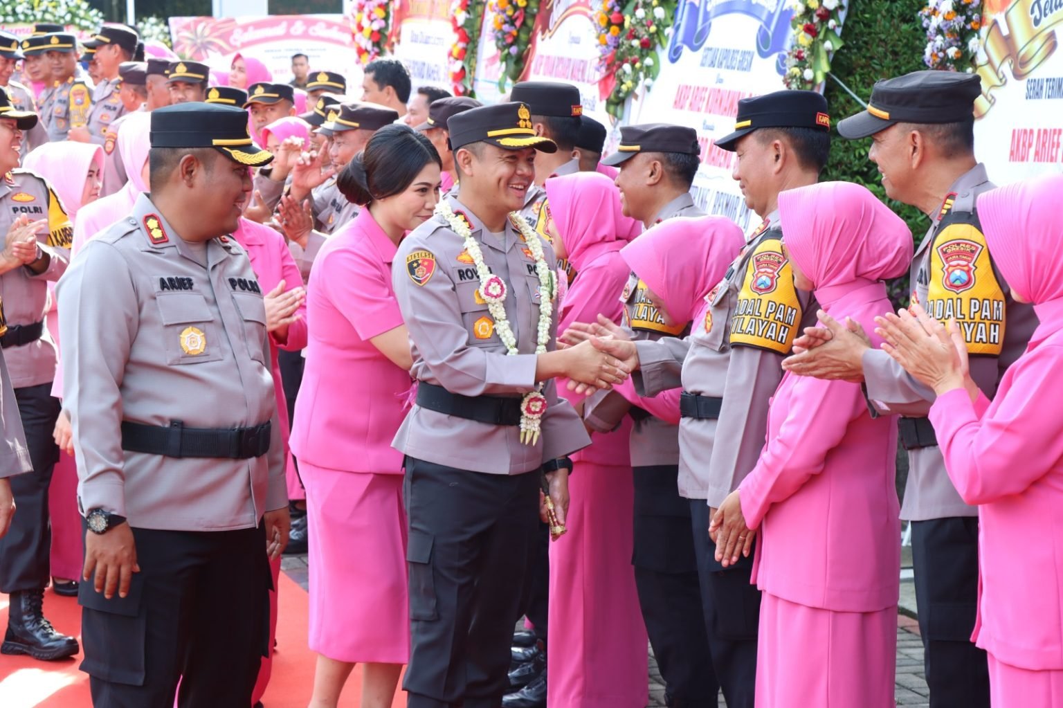 Mengawali Tugas, Kapolres Gresik AKBP Rovan Richard Mahenu Disambut Upacara Pedang Pora