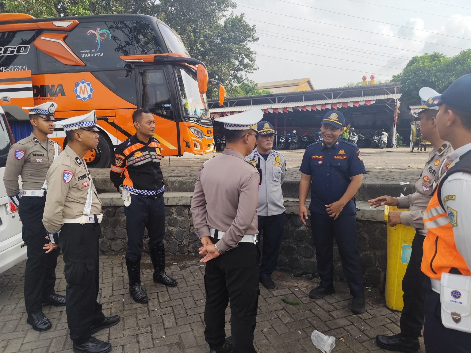 Satlantas Polres Gresik Gelar Ramp Check Bus Pariwisata Bersama Jasa Raharja dan Dishub