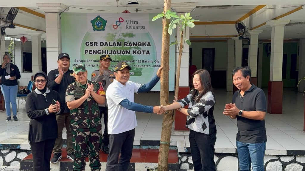Mitra Keluarga Dukung Penghijauan Kota, Tanam 125 Pohon Pule di Sidoarjo