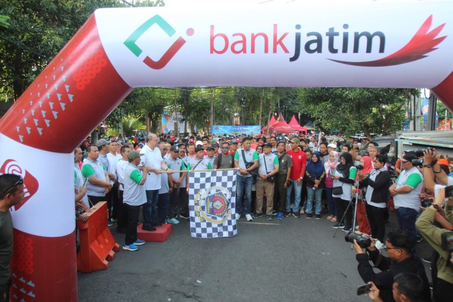 Jalan Sehat PWI Jatim Berlangsung Meriah dan Sukses