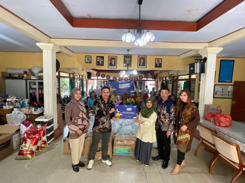 Beri Manfaat bagi Lingkungan Sekitar, BRI BO Jemursari Bagikan Paket Sembako ke Panti Wreda