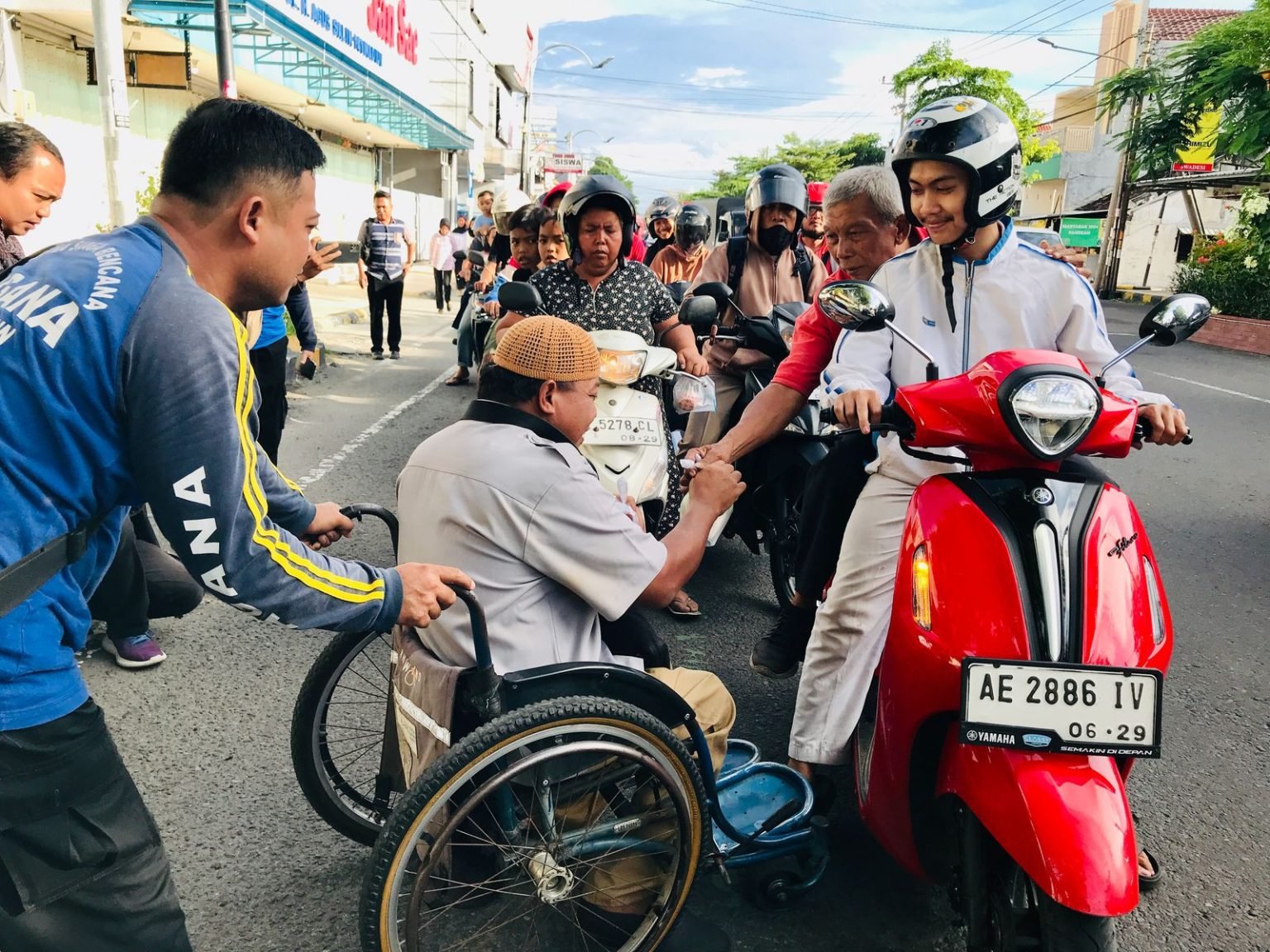 Ramadan Milik Semua, Penyandang Disabilitas Kota Madiun Turut Bagi Takjil