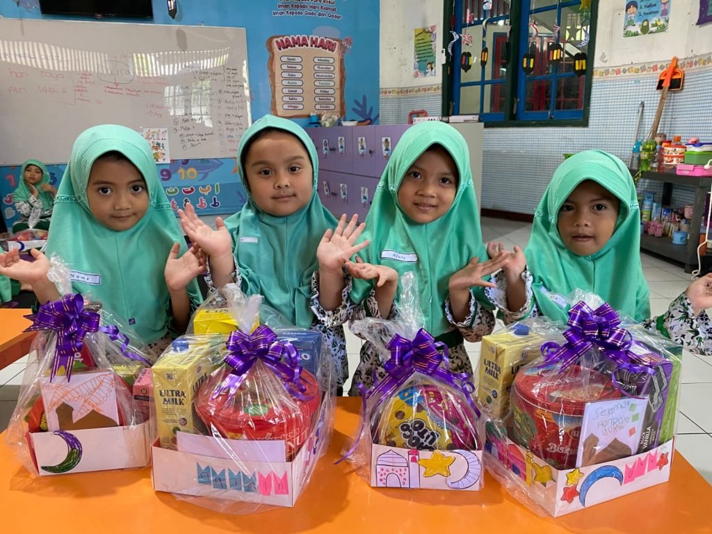 Siswa KB-TK Al Muslim Berbagi Kebahagiaan di Bulan Ramadan dengan Celengan Sedekah