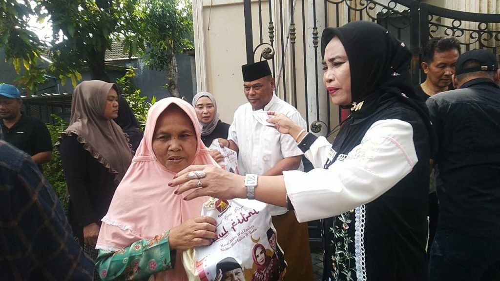 Jelang Idul Fitri 1446 H, H. Rahmat Muhajirin dan Hj. Mimik Idayana Bagikan 1.500 Paket Sembako untuk Warga Sidoarjo