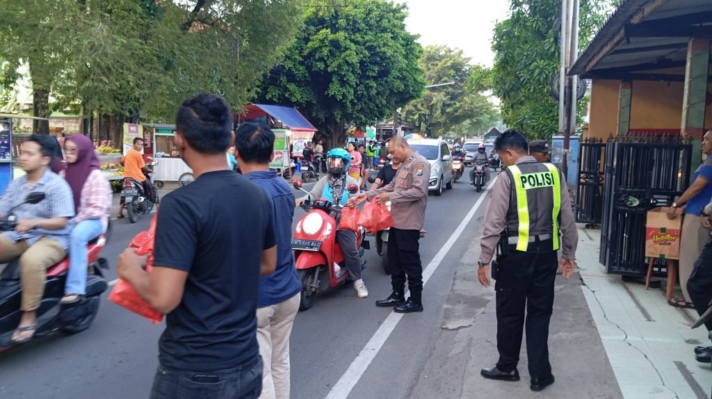 Polsek Krian Polresta Sidoarjo Berbagi Takjil dan Buka Puasa Bersama Tukang Becak